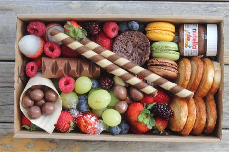 Platter Boxes - NOT YOUR AVERAGE CATERING CO. Sweet Grazing Box Ideas, Sweet Graze Box Ideas, Dessert Grazing Box Ideas, Christmas Grazing Box Ideas, Dessert Charcuterie Box Ideas, Brunch Box Ideas To Go, Grazing Boxes Ideas, Dessert Charcuterie Box, Brunch Box Ideas