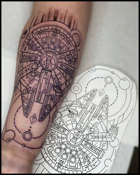 #milleniumfalcon #starwars #lineworktattoo Millenium Falcon Tattoo, Millennium Falcon Tattoo, Lightsaber Tattoo, Darth Vader Tattoo, Falcon Tattoo, Aa Tattoos, Graphic Tattoo, P Tattoo, Millenium Falcon