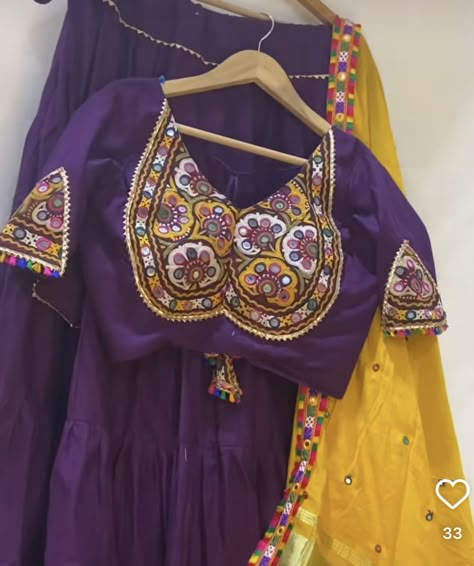 Blouse Patten, Garba Dresses, Navratri Ideas, Cotton Blouse Pattern, Gamthi Work, Dandiya Dress, Navratri Outfits, Kutchi Work, Choli Blouse Design