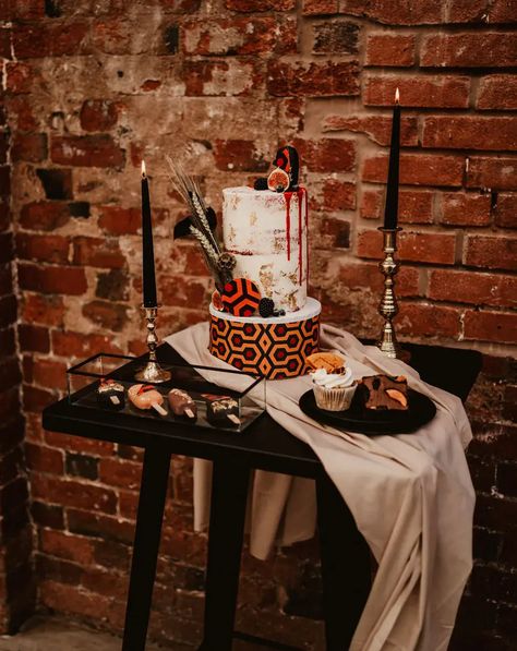 Horror Movie Wedding Cake & Decor Inspiration - Rock My Wedding Horror Movie Wedding, Horror Wedding, Movie Wedding, Alternative Wedding Venue, Edgy Bridal, Hayley Paige Wedding Dress, Thailand Wedding, Wedding Movies, Modern Wedding Inspiration