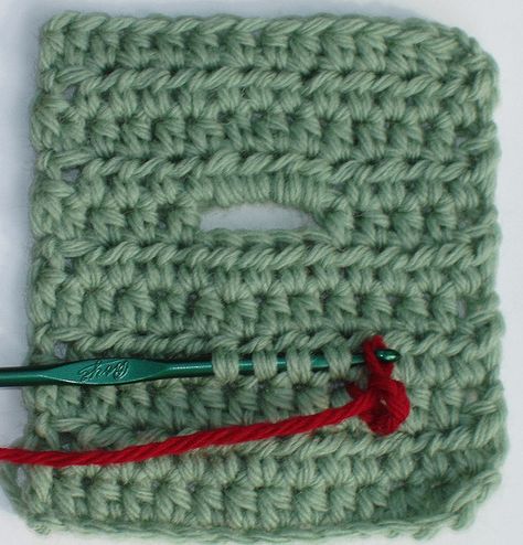 how to crochet a buttonhole Crochet Buttons, Button Hole, Granny Square Crochet Pattern, Crochet Cardigan Pattern, Sewing A Button, Crochet Clothes, Granny Square, Crochet Stitches, Crochet Scarf