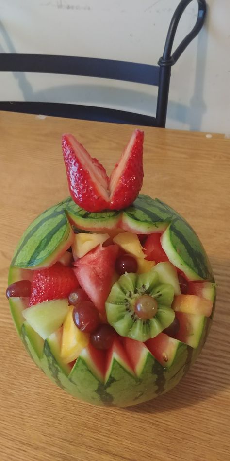 Watermelon fruit basket Watermelon Fruit Basket, Fruit Basket Watermelon, Fruit Carvings, Watermelon Fruit, Fruit Carving, Fruit Basket, Watermelon, Carving, Fruit