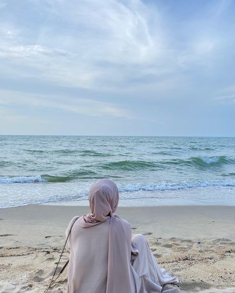 Display Pictures For Whatsapp, Autumn Photography Portrait, Beach Sketches, Fesyen Islam, Brunette Aesthetic, Muslim Images, Hijabi Aesthetic, Beach Photography Poses, Muslimah Aesthetic