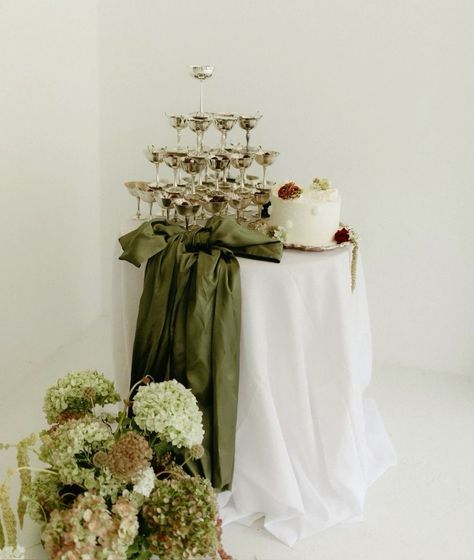 Green And White Engagement Party, Wedding Cake 2025, Filmy Vintage, Dream Wedding Decorations, Wedding Moodboard, Wedding Vision Board, 2025 Wedding, Wedding Vision, Wedding Aesthetic