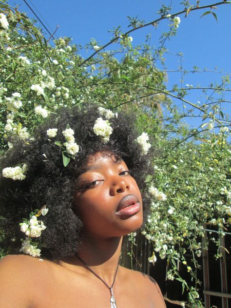 Natural Hair Flowers, Flower Crown Black Women, Flowers In Black Hair, Flower Hairstyles Black Women, Flowers In Afro, Afro With Flowers, Photographing Clothes, Flower Afro, Hair Flower Crown