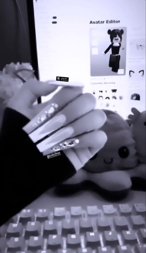 Acrylic Nails Latina, Nails Latina, Latina Nails, Roblox Pc, Hand Doodles, Black Acrylic Nails, Girl Pfps, Pretty Gel Nails, Roblox 3