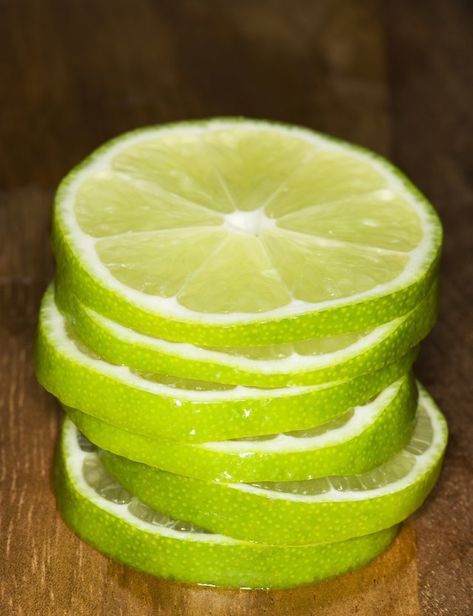 Using lime slices to line the clear glass vase holding a floral centerpiece adds an interesting touch to the arrangement. The amount of lime slices you’ll need and the way you slice them will depend on the vase you use for the centerpiece. Vases with a wide opening are easiest to work with. Colon Detox, Lime Tree, Colon Cleanse, Clear Glass Vases, Detox Drinks, Healthy Foods To Eat, Lime Juice, Helpful Hints, Juice