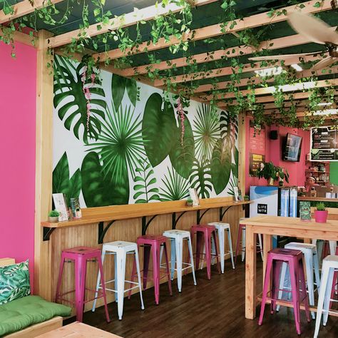 Small Smoothie Shop Design, Tropical Restaurant Design, Heladerias Ideas Decoracion, Tropical Cafe, Juice Bar Interior, Rooftop Restaurant Design, Interior Design Portfolio Layout, Smoothie Shop, Bakery Design Interior