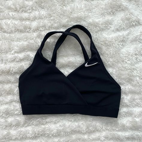 Nike Wrap Cross Style Sports Bra In Black. Size Medium. Adjustable Band Never Worn. Like New Nike Sports Bra Outfit, Nike Bras, Nike Cross, Sports Bra Outfit, Western Fits, Sports Bra Nike, Bright Color Dresses, Tops Nike, Gym Outfits