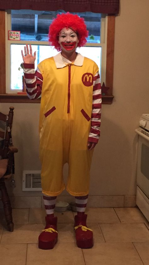 Ronald McDonald costume Mcdonald Costume, Ronald Mcdonald Costume, Dad Costume, Halloween Parejas, Up Halloween Costumes, Fantasy Concept, Summer Scrapbook, Diy Costume, Creative Valentines