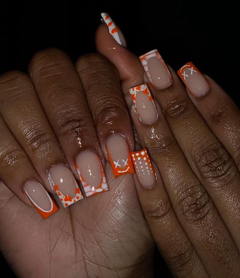 Orange And White Short Nails, Short Orange Fall Nails, Orange And White Nails Ideas, Cute Orange Nails Short, Fall Shorties Nails, Short Orange Nail Designs, Short Orange Acrylic Nails, White And Orange Nails, Orange Short Nails