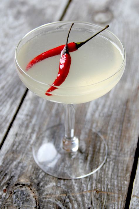 This riff on the classic gin-lemon cocktail—The Bee's Knees—swaps honey with a fiery Thai bird chile-white peppercorn syrup for complex, layered flavor. Gin Lemon Cocktail, Honey Cocktail, Cocktail Gin, Lemon Cocktail, Mezcal Cocktails, Spicy Cocktail, Wedding Signature Drinks, Gin Lemon, Cocktail Photos