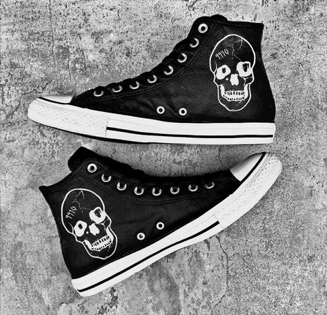 Skull Converse Shoes, Skull Converse, Star Drawings, Diy Converse, Skull Accessories, Skull Shoes, Sketches Simple, Black Skulls, Art Drawings Sketches Simple