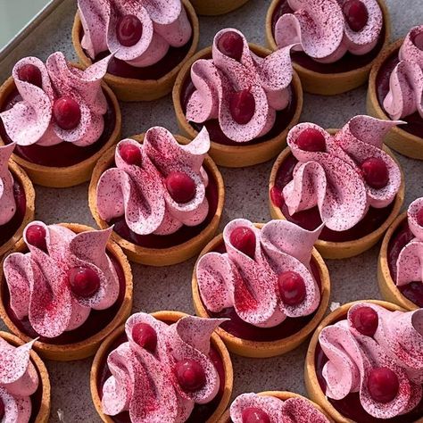 Valentines Day Tart, Holiday Mini Desserts, Fancy Tarts Desserts, Valentine Pastry Ideas, Pretty Tarts, Valentines Pastry, Cool Baking Ideas, Fancy Tarts, Tart Plating