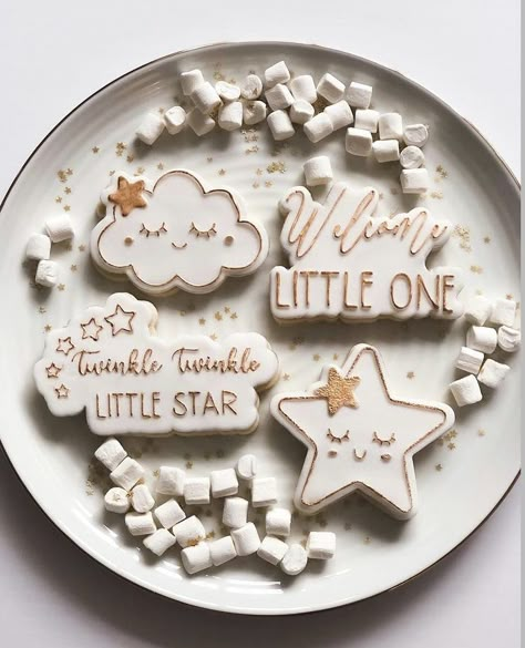 Newborn Theme Decoration, Star Themed Cookies, Baby Shower Biscuits, Star Baby Shower Theme, Baby Shower Sweets, Baby Shower Cake Pops, Baby Shower Treats, Twinkle Twinkle Baby Shower, Baby Shower Deco