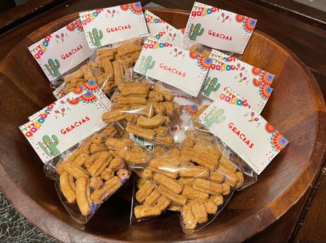 Cinnamon toast crunch churros cereal for a party favor with a gracias tag Churro Party Favor, Taco Themed Party Favors, Three Esta Party Favors, First Fiesta Party Favors, Three Esta Birthday Party Favors, Churro Party, Churros Party, Class Birthday Treats, Three Esta Birthday Party