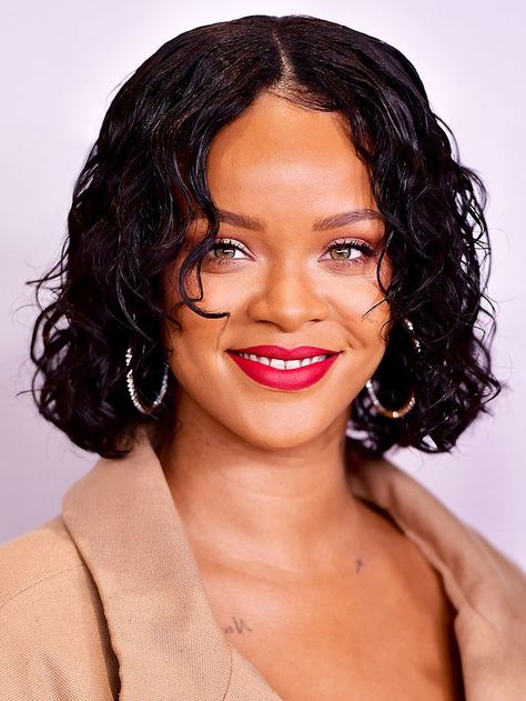 How to Do the Wet Look—the Rihanna Way via @ByrdieBeauty Wet Look Bob, Rihanna Bob Haircut, Rihanna Curly, Layered Bob Curly, Rihanna Bob, Lily Collins Hair, 90s Bob, Hair Shine Spray, Celebrity Bobs