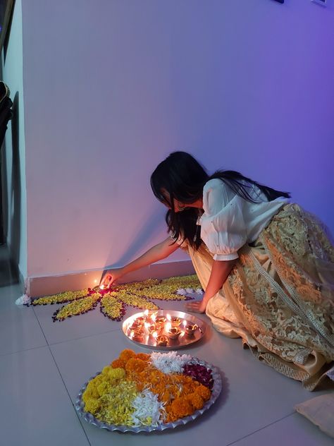 Simple Diwali Outfit Indian, Diwali Poses For Women Aesthetic, Aesthetic Diwali Pic Ideas, Poses With Rangoli, Aesthetic Diwali Photo Ideas, Rangoli Photoshoot, Festive Spirit Aesthetic, Diwali Photography Poses For Women, Festive Photo Ideas