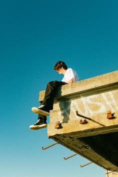 Photography Vibes Aesthetic, Interesting Angles Photography, Underpass Photoshoot, Hard Photoshoot Ideas, Vintage Flash Photography, Self Portrait Photography Men, Creative Portraits Men, Photojournalism Aesthetic, Aesthetic Solo Pics