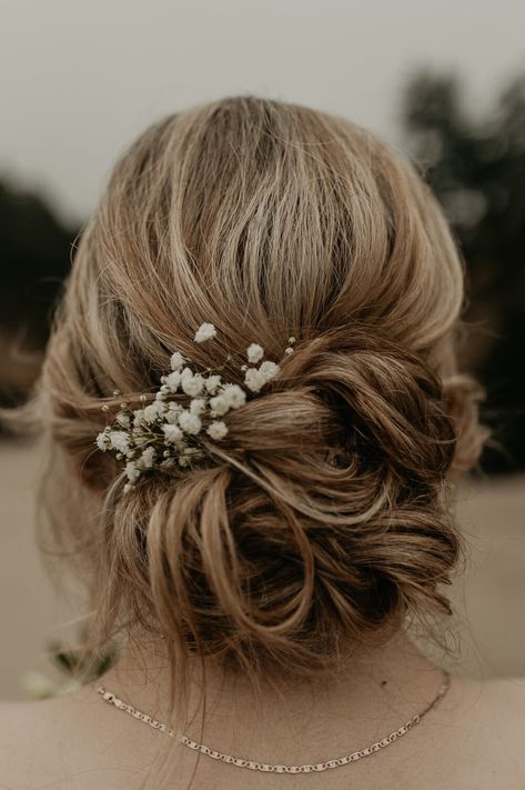 Boho Bridal Hair Flowers, Bridal Hair Updo With Headpiece, Babysbreath Bride Hair, Flower Updo Hairstyles, Wedding Hair With Baby Breath, Bridal Hair Decorations Flower, Bridal Bun With Flowers, Wedding Updo With Flowers, Bridal Hair Medium Length