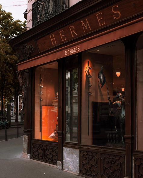 When one thinks of Hermès, one thinks of the iconic Birkin bags, belts, scarves, and ties. However, sometimes it's best to read the full name to get the full picture, what a concept. 'Sellier,' the French term for saddler, represents Hermès' true mastery. Arguably, it is in saddle making that Hermès excels best. Through an extensive bespoke service, the maison continues to produce saddles of the highest quality. The perpetual demand for both vintage and antique saddles speaks volumes about He... Hermes Aesthetic, Saddle Making, Hermes Home, Hermes Women, Hermes Store, Birkin Bags, Horse Equipment, Full Name, Full Picture