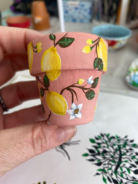 Cute Painted Terra Cotta Pots, Terra Cotta Pot Painting Boho, Painting Ideas For Terra Cotta Pots, Small Terracotta Pot Painting Ideas, Hand Painted Plant Pots Cute Ideas, Painting Terra Cotta Pots Ideas, Painted Flower Pots Terra Cotta, Teracotta Painting, Painted Plant Pots Terra Cotta