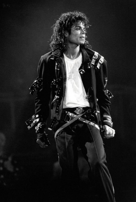 Kevin Mazur - Michael Jackson Performing in Iconic Leather Jacket Vintage Original Photograph For Sale at 1stdibs Thriller Michael Jackson, Michael Jackson Poster, Mj Bad, Michael Jackson Bad Era, Hee Man, Michael Jackson Wallpaper, Photo Star, Photos Of Michael Jackson, Jackson Bad