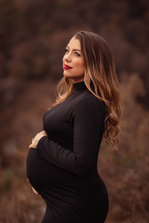 Fall Pregnant Photoshoot, Hair Styles For Maternity Photo Shoot, Maternity Photography Solo, Couple Maternity Poses, Maternity Gown Photography, Maternity Picture Outfits, Winter Maternity Photos, Fall Maternity Photos, Maternity Photography Poses Outdoors