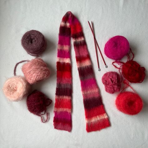 #knitting #yarn #pink #knittingdesign #knittingprojects instagram @tulugyildiz Pink Knitted Scarf, Things To Knit For Beginners, Scrap Yarn Knitting Projects, Knitting Loom Projects, Gift Knits, Fluffy Scarf, Yarn Color Combinations, Fuzzy Scarf, Mohair Scarf