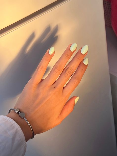 Light Green Oval Nails, Mint Nails Almond, Light Mint Nails, Light Mint Green Nails, Mail Inspo 2024 Spring, Mint Almond Nails, Light Green Nail Ideas, Light Green Nails, Oval Nails Designs