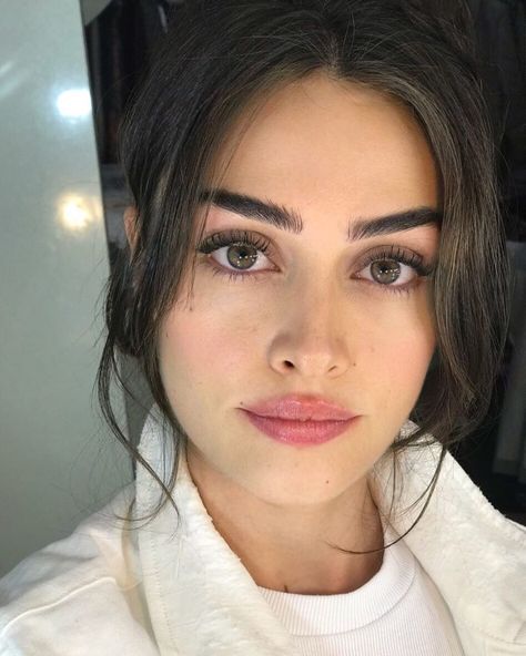 325.8 mil Me gusta, 4,115 comentarios - Esra Bilgiç (@esbilgic) en Instagram: "♥️" Actress Without Makeup, Turkish Women Beautiful, Turkish Fashion, Turkish Beauty, Girls Makeup, Turkish Actors, Cute Makeup, Beauty Inspiration, Stylish Girl