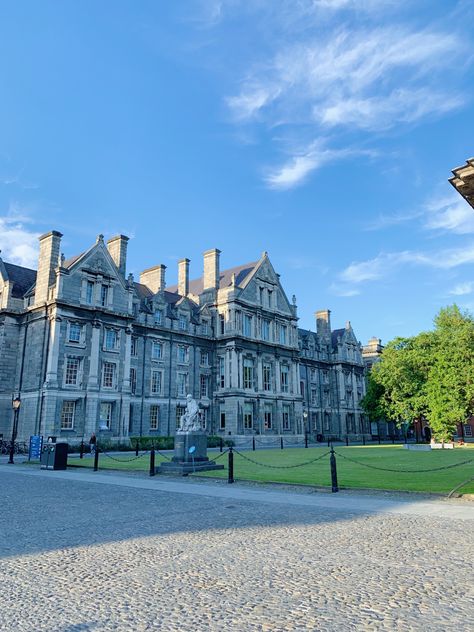 Trinity college campus Trinity College Dublin Aesthetic, Marianne Sheridan, Uni Aesthetic, Study In London, Trinity College Dublin, Brown University, Trinity College, Normal People, College Campus