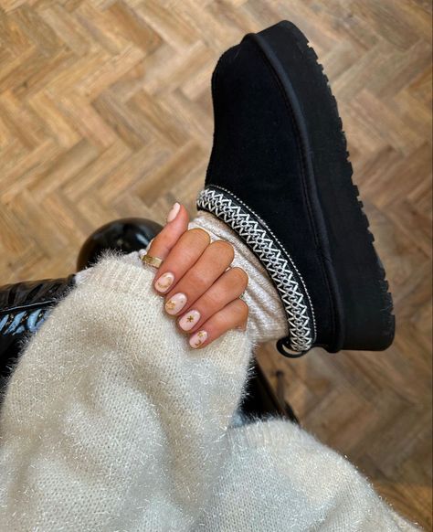 Black Slippers Outfit, Outfits With Black Uggs, Ugg Noir, Black Uggs Outfit, Ugg Tasman Outfit, Ugg Tasman Slippers Outfit, Ugg Platform Slippers, Black Ugg Slippers, Slipper Outfit