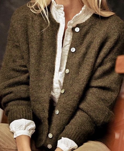 Cardigan Classy Outfit, Brown Outfits Summer, Outfit Gilet, Mode Style Anglais, Style Casual Chic, Brown Cardigan, Stil Inspiration, Style Clothes, Mode Inspo