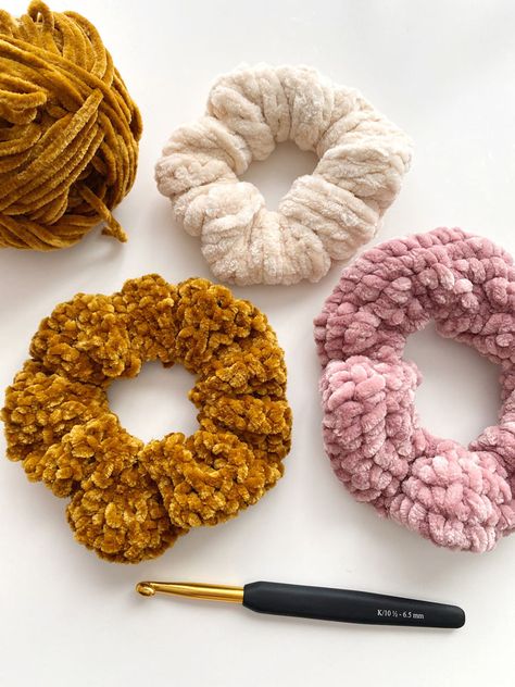 yTh3 Holidays: DIY CROCHET SCRUNCHIES Crochet Hats Free Pattern Ladies, Velvet Crochet, Crochet Scrunchies, Handmade Scrunchie, Velvet Scrunchie, Knitted Wit, Hair Bands, Knitting Tutorial, Soft Hair