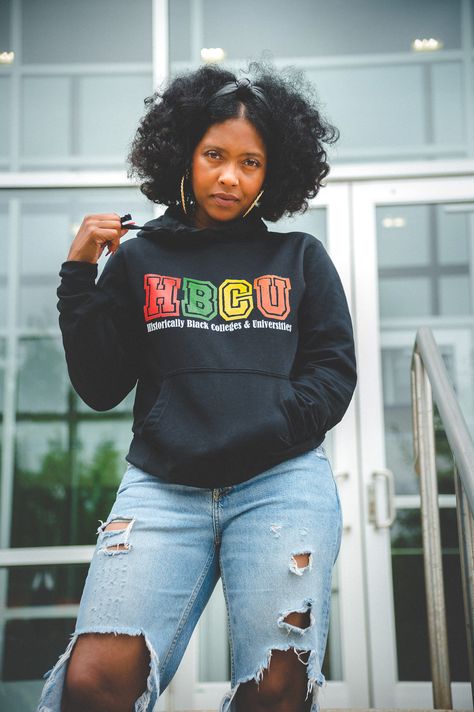 College Sweatshirt Outfit, College Style Outfits, Hbcu Homecoming, Sweenee Style, Homecoming Outfit, Fall Games, University Style, Homecoming Outfits, College Sweatshirt