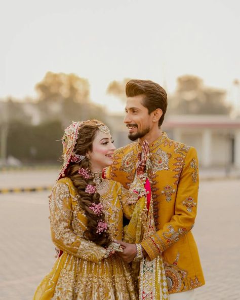 Groom Mehndi Dress, Mehndi Bride And Groom, Mehndi Couple, Couple Dressing, Bride And Groom Dress, Pakistani Bridal Lehenga, Mehndi Bride, Mehndi Dress, Pakistani Wedding Outfits