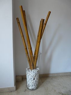 Bamboo Sticks Decor, Floor Vase Decor, Decorating With Sticks, Bamboo Diy, Modern Apartment Living Room, Stick Wall Art, Diy Decoracion, Bamboo Decor, Concrete Diy Projects