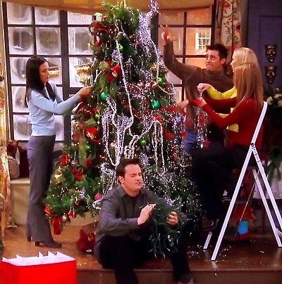 Monica's Christmas Tree Friends Christmas Episode, Christmas Tv Shows, Christmas Episodes, Christmas Vibe, Friends Image, Christmas Shows, Christmas Feeling, Christmas Inspo, Images Esthétiques