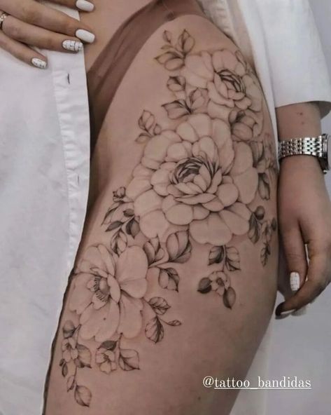 Thigh To Hip Tattoos Women, Hip Tattoo Floral, Flowers To Tattoo, Women Thigh Tattoos Ideas Beautiful, Thigh Piece Tattoo For Women, Cool Girl Tattoos, Leg Floral Tattoo, Hip Floral Tattoo, Thigh And Hip Tattoo