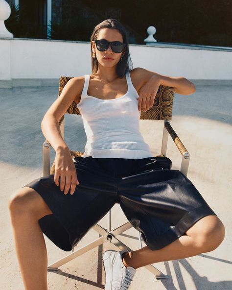 Bottega Veneta leather shorts, shot by Tyrone Lebon Bermuda Shorts Outfit, Tyrone Lebon, Short Cuir, New Bottega, Chic Shoes, Big Fashion, Animal Print Dresses, Leather Shorts, Outfit Goals