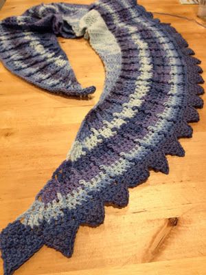 Crescent Shawl Pattern Free, Crescent Shawl Pattern, Crochet Triangles, Moon Shawl, Crescent Shawl, Crochet Classes, Fan Pattern, Crochet Cowl Pattern, Prayer Shawl