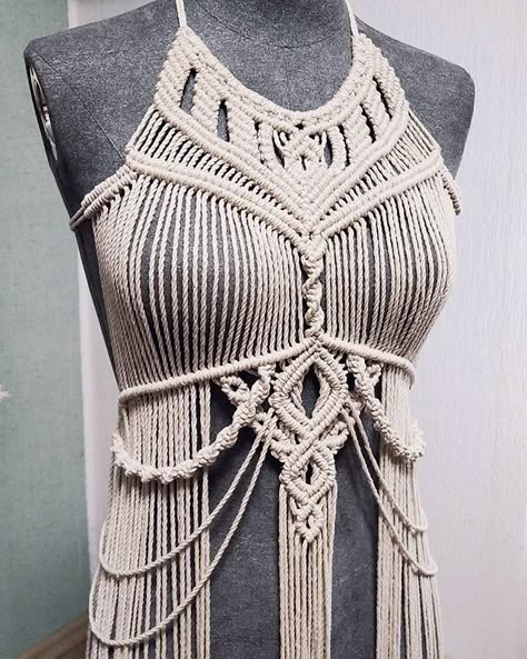 Bild könnte enthalten: Personen, die stehen Macrame Clothes, Pola Macrame, Mode Hippie, Macrame Dress, Mode Boho, Macrame Patterns Tutorials, Macrame Ideas, Macrame Decor, Macrame Knots