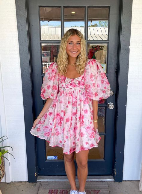 The Leah Mini Dress is a floral printed smocked bust mini dress that effortlessly combines style and comfort. Its smocked bust provides a flattering and snug fit, while the gorgeous floral print adds a touch of femininity. Perfect for any occasion, this dress is a must-have in any wardrobe. Lilli is wearing a size Small. Height is 5’3, Bust is 32”, Waist 26”, and Hips 33 Senior Tea Outfits, Picnic Dress Ideas, Hoco Dresses Modest, Sorority Rush Week Outfits, Senior Tea, Bday Fits, Floral Dresses Casual, Tea Party Attire, Carolina Cup