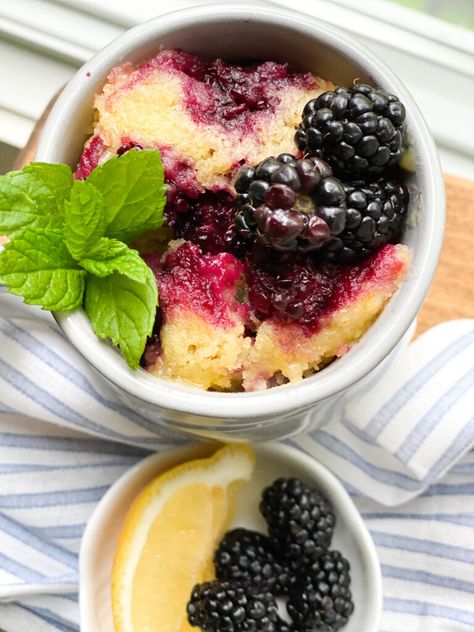 Berry Mug Cake, Mug Dessert, Craving Cake, Lemon Mug Cake, Blackberry Cake, Berry Cake, Mug Recipes, Lemon Raspberry, Sweet Roll