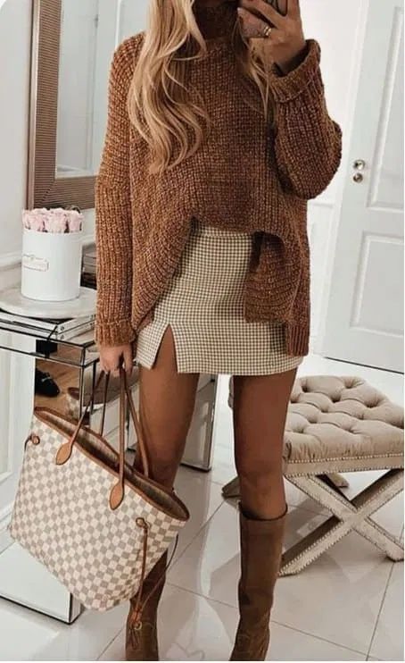 The best fall outfits and elegant fall style ideas to get you inspired for the autumn weather, such as this White, checkered short skirt with brown sweater and brown boots |  We feature fall outfits for school, winter fashion outfits, fall outfits for work, trendy fall outfits, fall clothing ideas, cold weather outfits, pretty fall outfits, clothes fall outfits, fall outfit inspo and even bralette fall outfit ideas to make you look forward to the cold weather. #falloutfits #elegantfalloutfits #a Trendy Winter Fashion, Trendy Outfits Winter, Chique Outfits, Dresses Casual Winter, Pullover Outfit, Stylish Sweaters, Fashion Blogger Style, Cute Winter Outfits, Ținută Casual