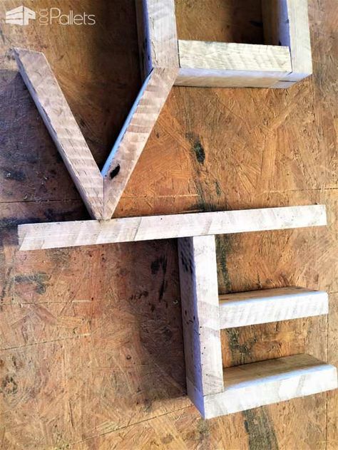 Spell Out Your Love: Pallet Love Wall Art • 1001 Pallets Love Shelf Diy, Diy Wood Wall Shelf, Pallet Towel Rack, Love Shelf, Pallet Halloween, Painting On Pallet Wood, Gentle Love, Repurpose Pallets, Love Does Not Envy