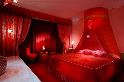 Melodina's red light Colorful Bedding, Bedroom Minimalist, Grey Room, Bedroom Red, Romantic Bedroom, Red Rooms, Teenage Bedroom, Design Hotel, Bedroom Aesthetic