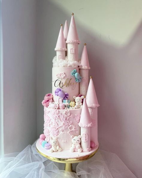 The Cheesecake House (@the_cheesecake.house) • Instagram photos and videos Birthday Cake Princess, Prince Birthday Invitations, Princess Baby Shower Cake, Cinderella Birthday Cake, Castle Cakes, Royal Birthday Party, Princess Castle Cake, Girl Parties, Baby First Birthday Cake