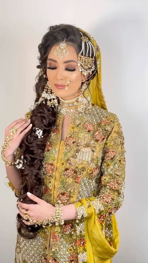 Holud Hairstyles, Mehndi Bride Hairstyles, Mehndi Braid, Mehndi Bridal Look, Mehndi Bridal Makeup, Mehndi Hairstyles For Bride, Mendhi Hairstyles, Mehndi Look For Bride, Nikkah Hairstyles